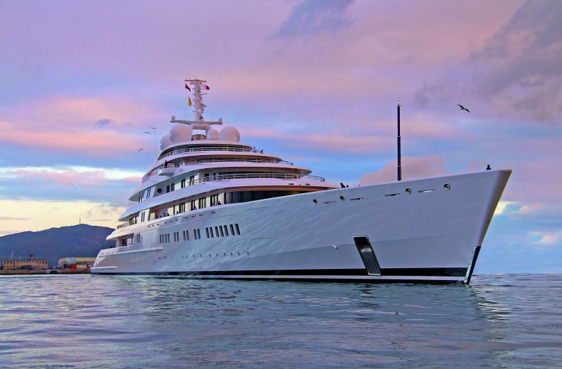 Яхта 180 метров