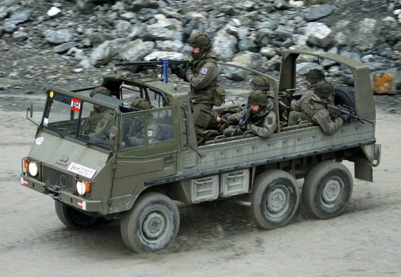 Внедорожник Pinzgauer 6x6