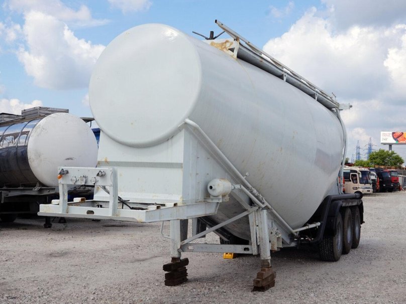 Полуприцеп цементовоз Бецема