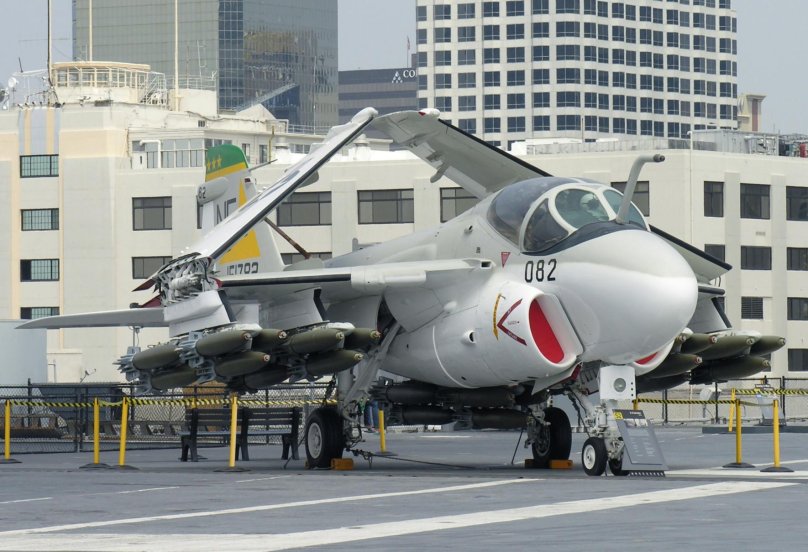 Палубный Штурмовик а-6е «интрудер»