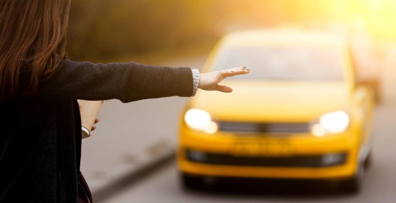 Человек ловит такси