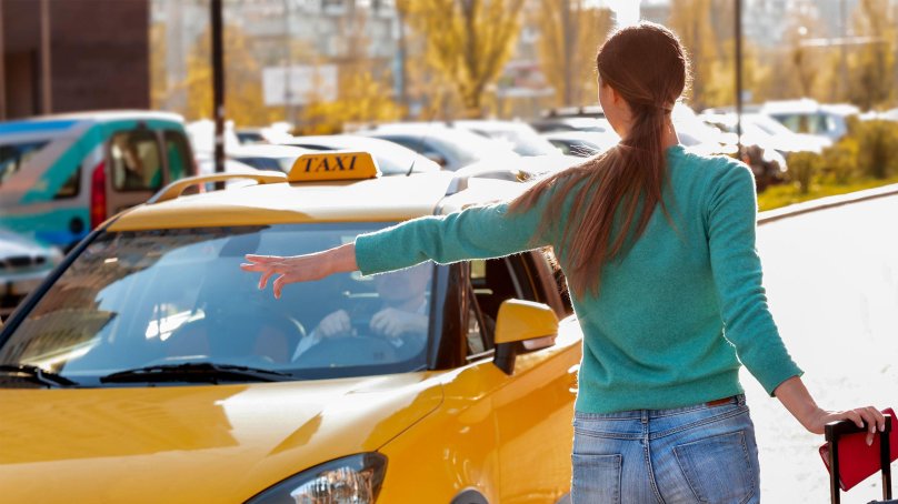 Ловит такси