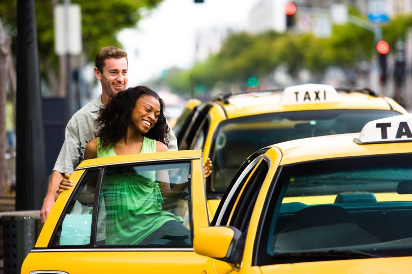 Садится в такси