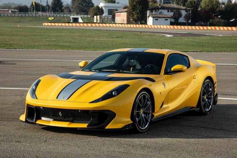 Феррари 812 Competizione