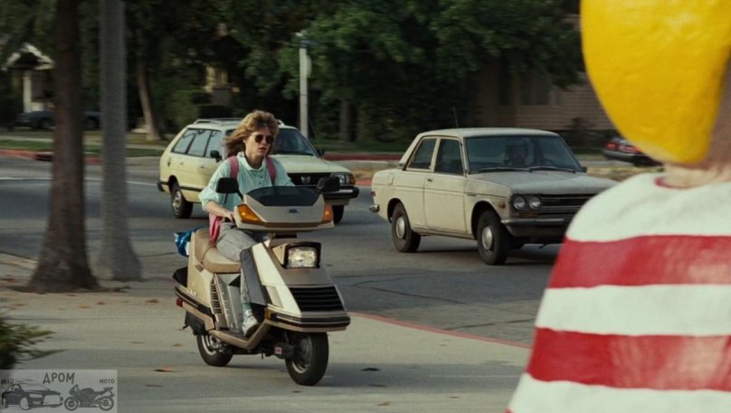 Сара Коннор на скутере