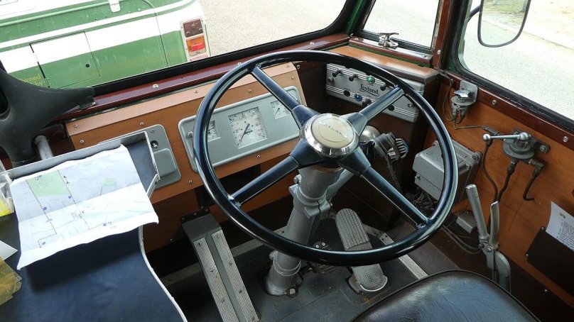 Leyland 1968 кабина внутри