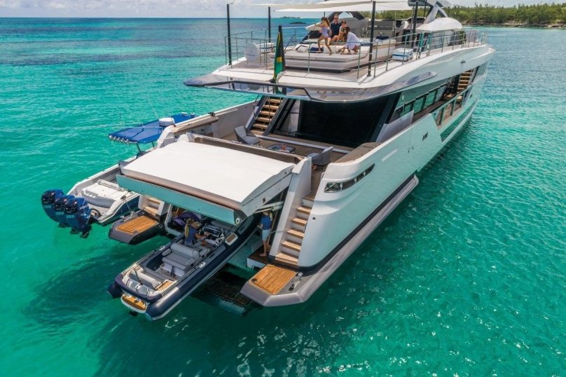 Яхта Custom line 120