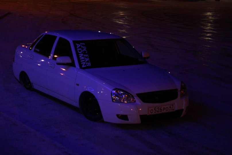 Машина Приора с крыльями внизу мост