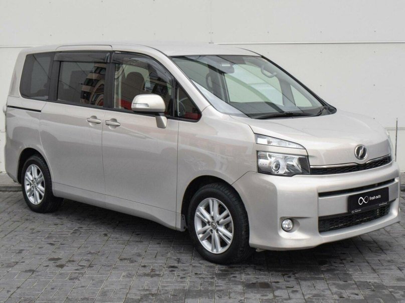 Тойота Вокси 2017 гибрид