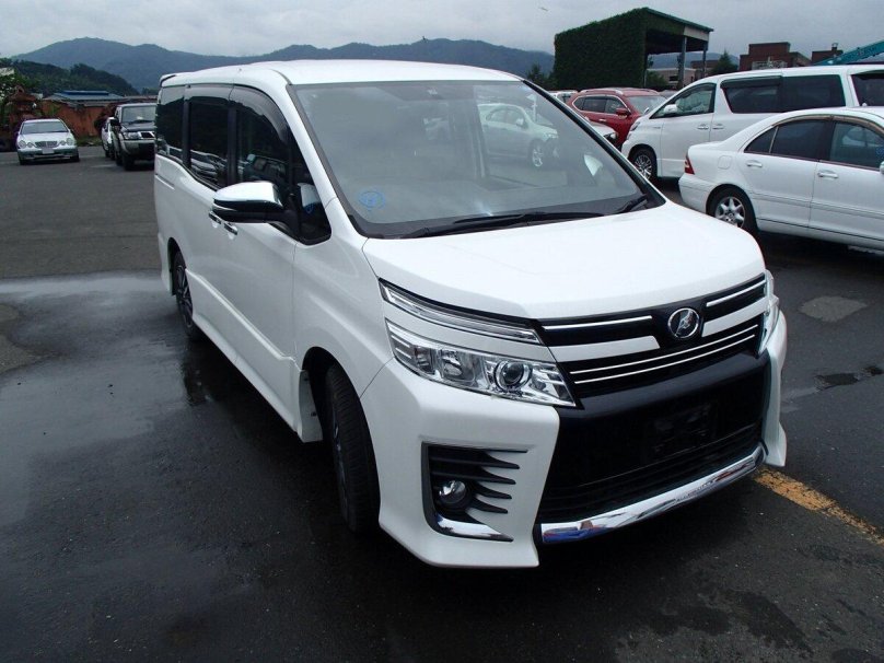 Тойота Вокси 2015