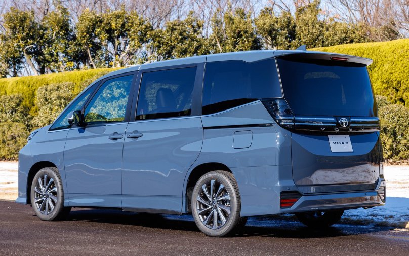 Тойота Вокси 2022