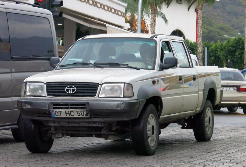 Машина Tata Telcoline