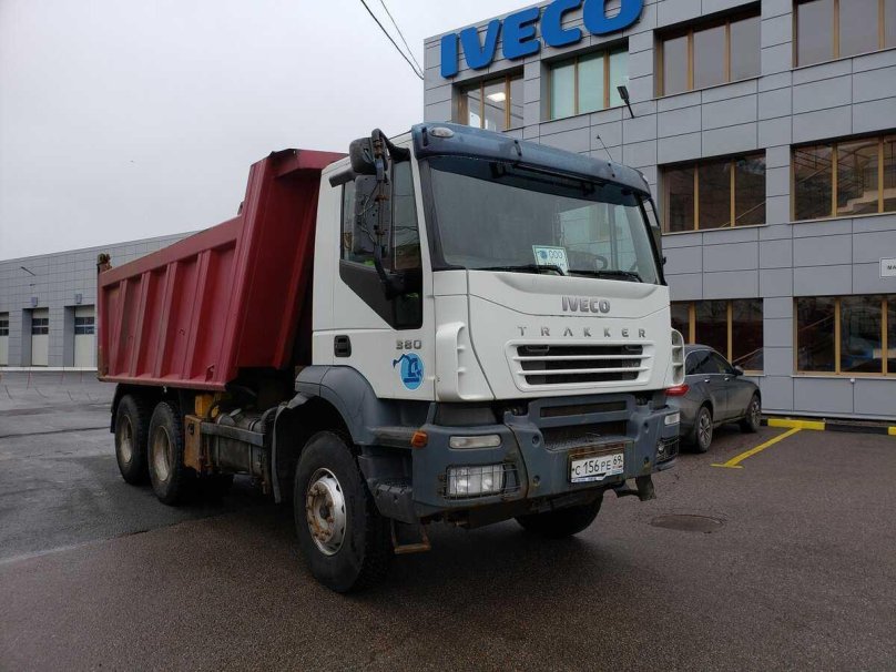 Самосвал Ивеко Траккер 6х4
