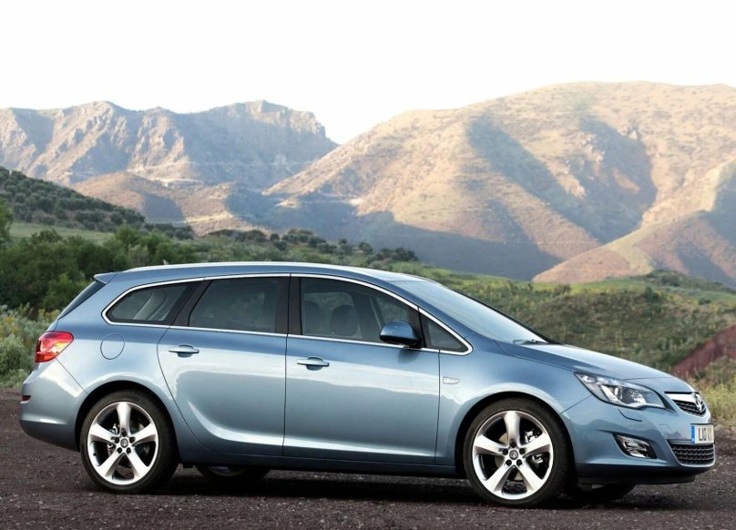 Opel Astra Sports Tourer 2011