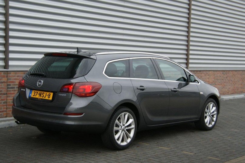 Opel Astra Sports Tourer 2011