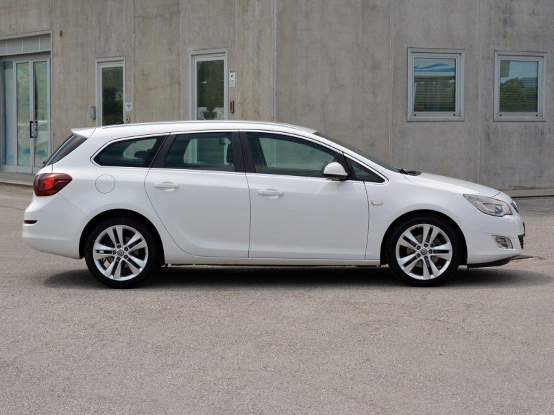 Опель Астра j универсал 2013