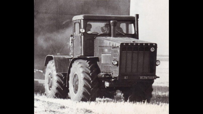 Старый трактор к-700 Кировец
