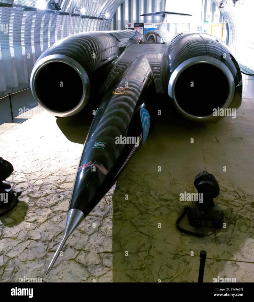 Thrust SSC (1228 км/ч ).