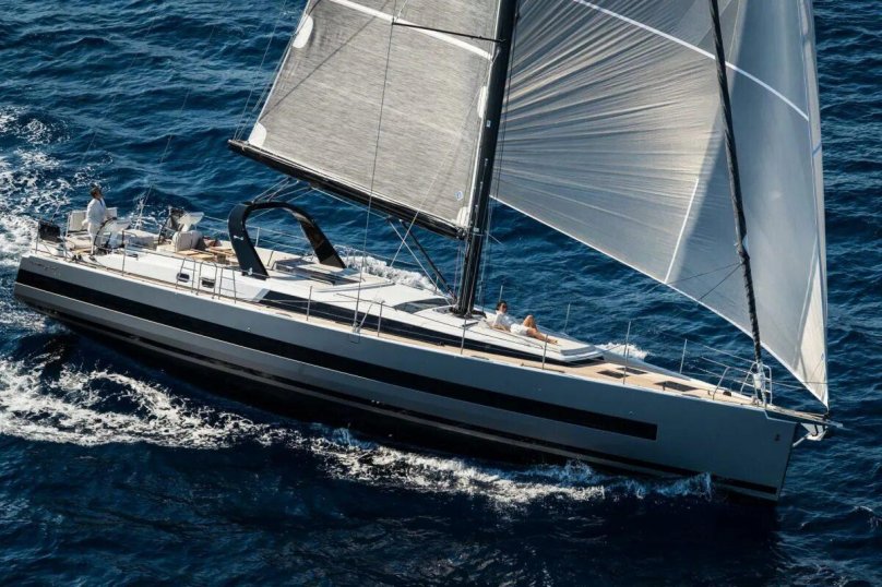Яхта Beneteau 62