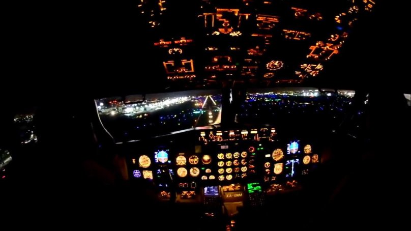 Вид из ночной кабины пилота Boeing 737