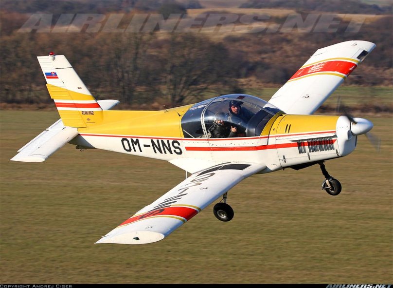 Злин 142 самолет