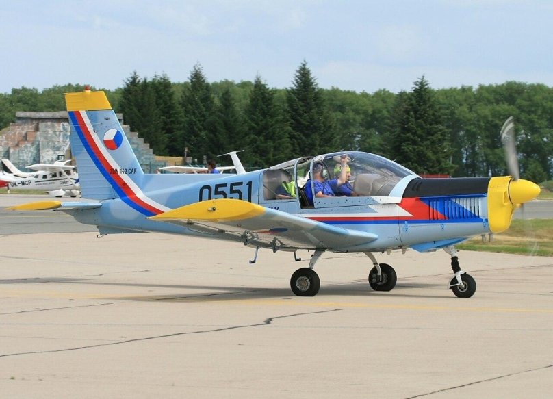 Zlin 142
