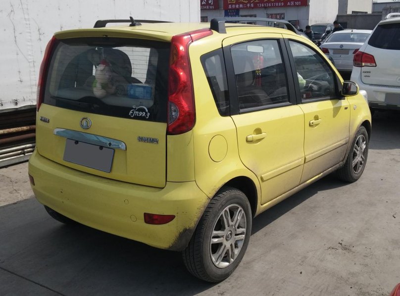 Yellow Hatchback great Wall Peri