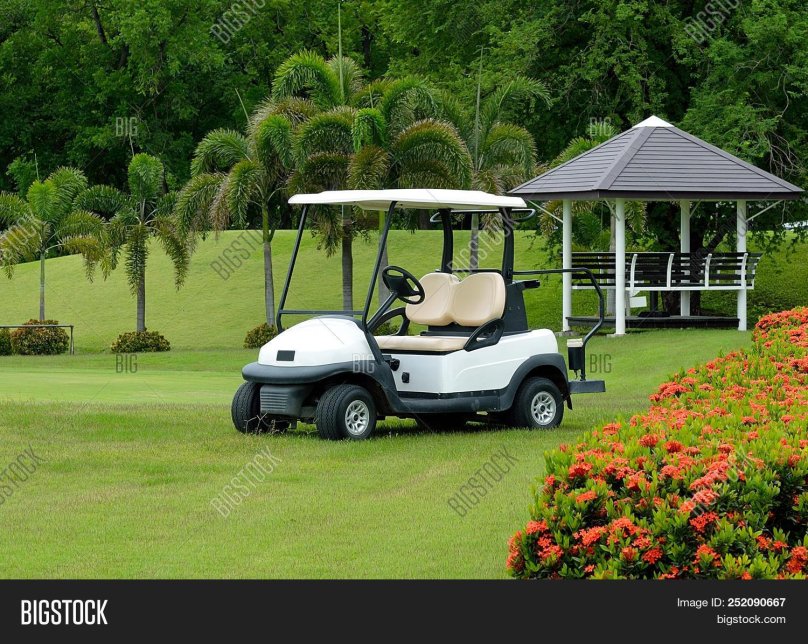 Машина на поле для гольфа