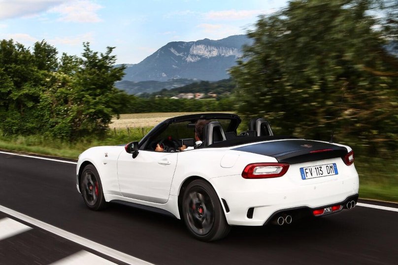 Фиат 124 Spider Abarth
