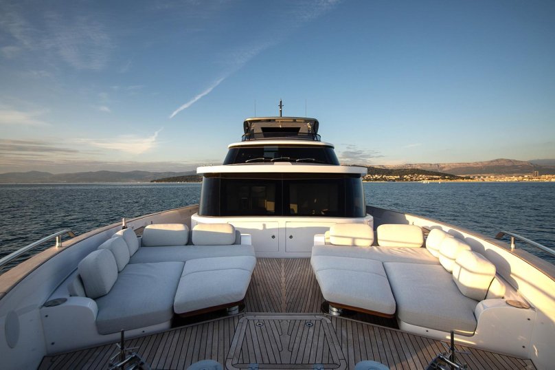 Яхта Азимут Магеллано 25 метров
