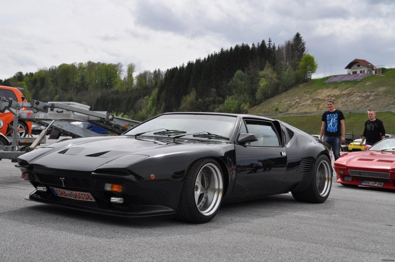 Машина de Tomaso Pantera