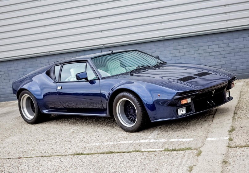 Машина de Tomaso Pantera