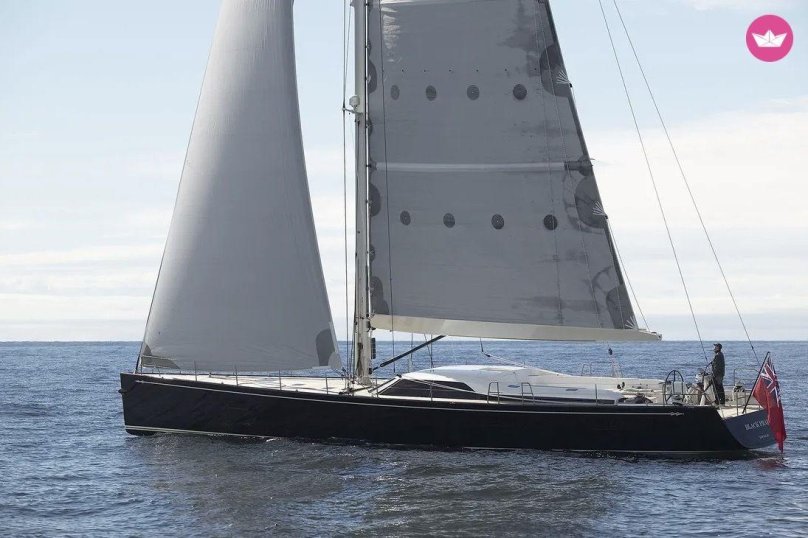 Парусная яхта черная Жемчужина