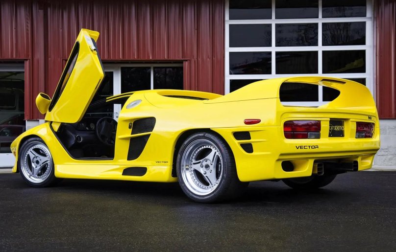 Спорткар желтый