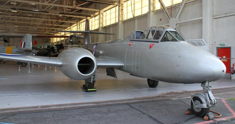 Gloster Meteor заходит на посадку