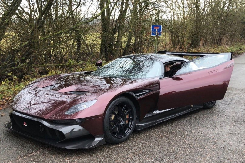 Машина Aston Martin Vulcan