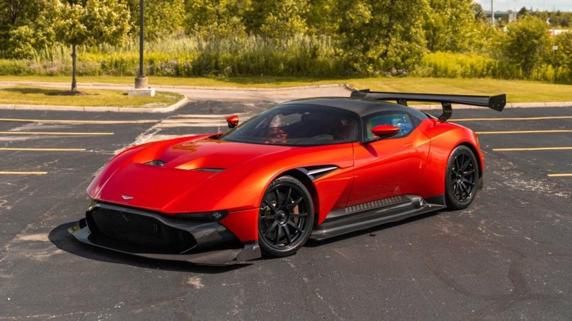 Машина Aston Martin Vulcan