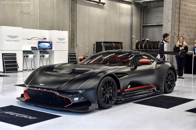 Машина Aston Martin Vulcan