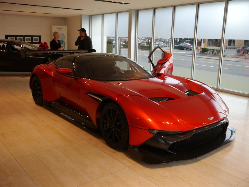 Астон Мартин вулкан оранжевый