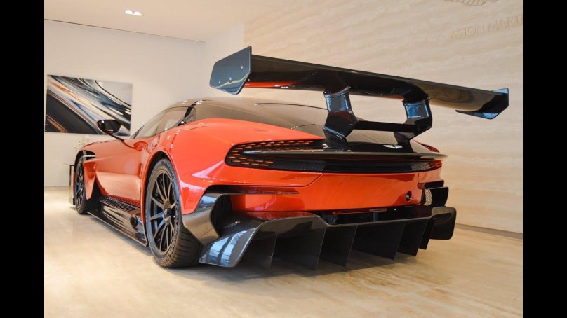 Астон Мартин вулкан красный