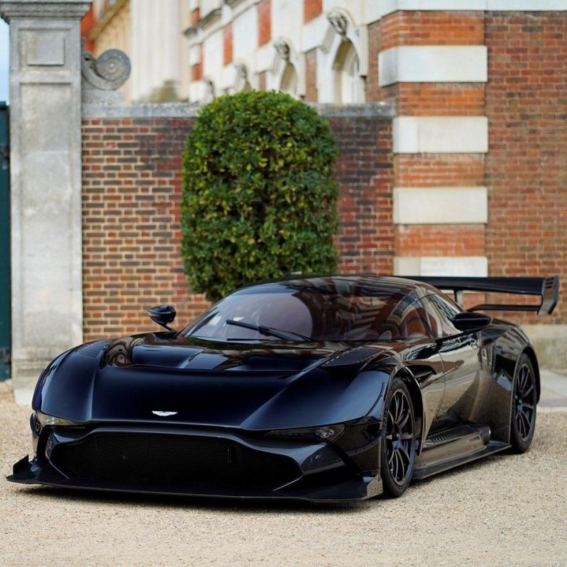 Астон Мартин вулкан черный