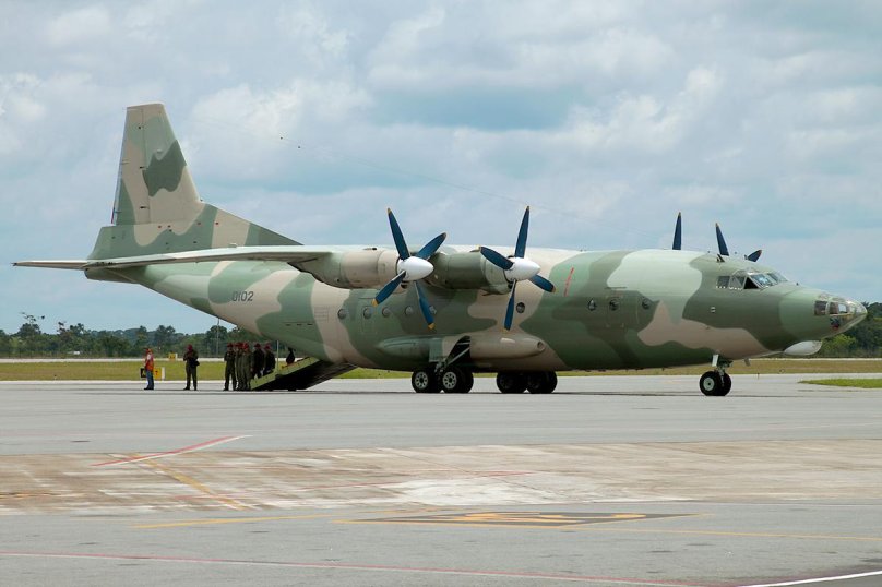 Shaanxi y-8 самолет