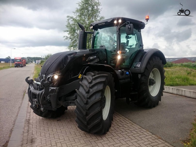 Valtra s374