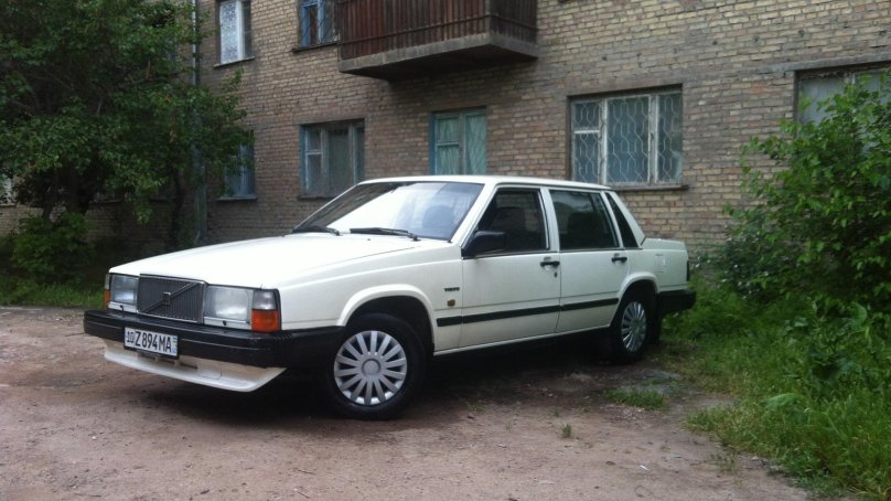 Вольво 740 белая