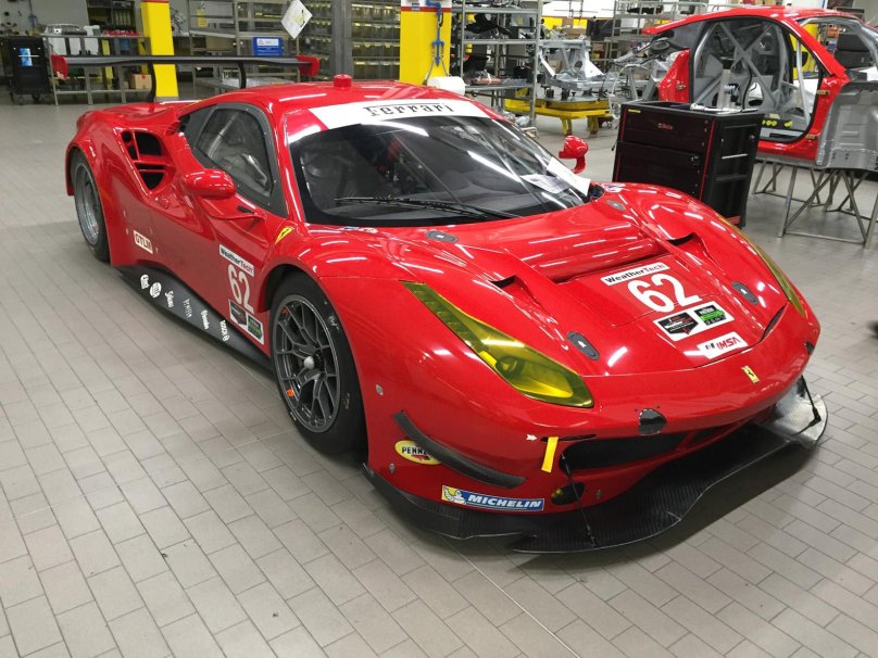 Красная Ferrari 488
