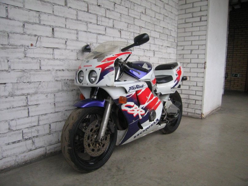 Хонда CBR 400 RR