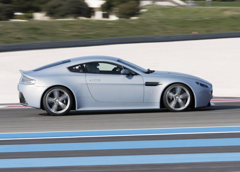 Aston Martin v12 Vantage 2022