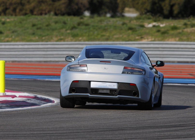 Aston Martin v12 Vantage RS Concept