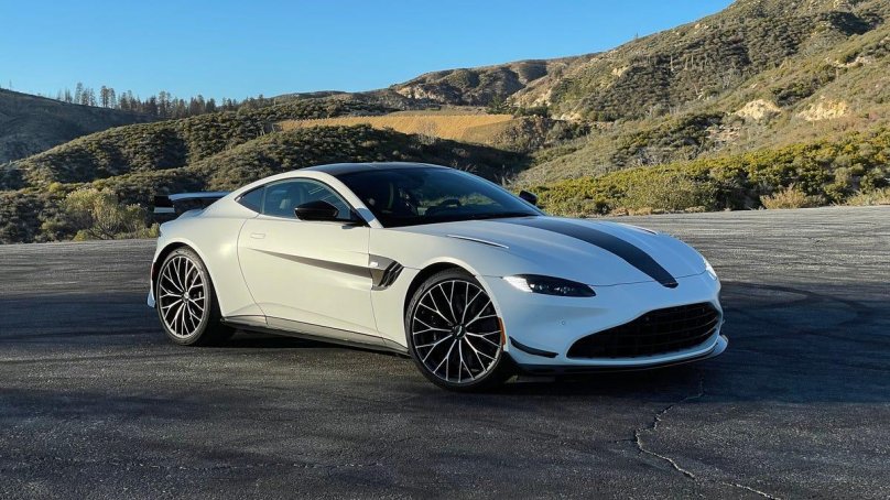 Астон Мартин Vantage 2022