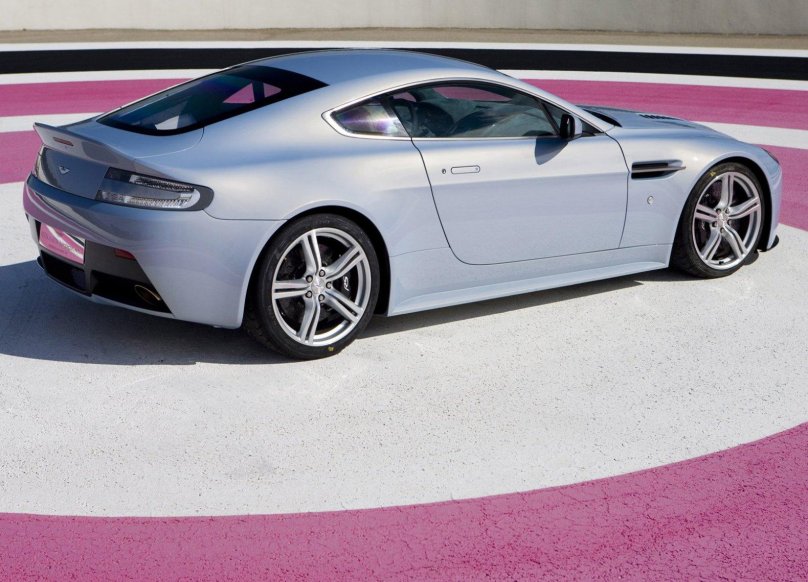 Aston Martin v12 Vantage